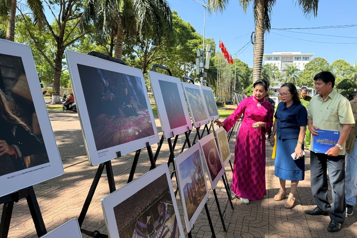 Em kg tin: “Việt Nam thu nhỏ” đầy sắc màu qua ống kính nghệ sĩ 4