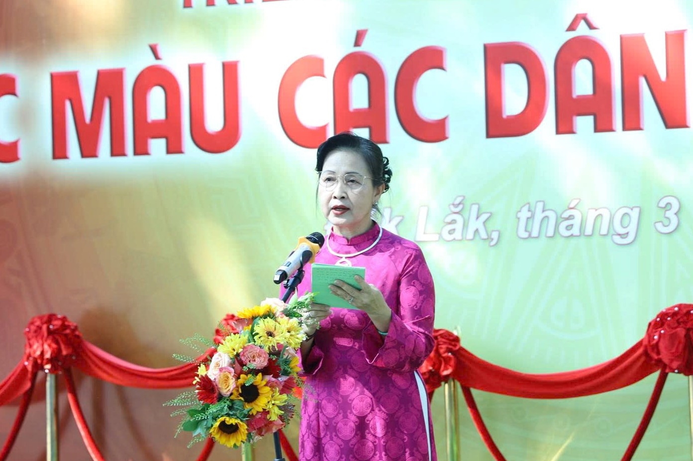 Bà Trần Thị Thu Đông, Chủ tịch Hội Nghệ sĩ Nhiếp ảnh Việt Nam phát biểu khai mạc