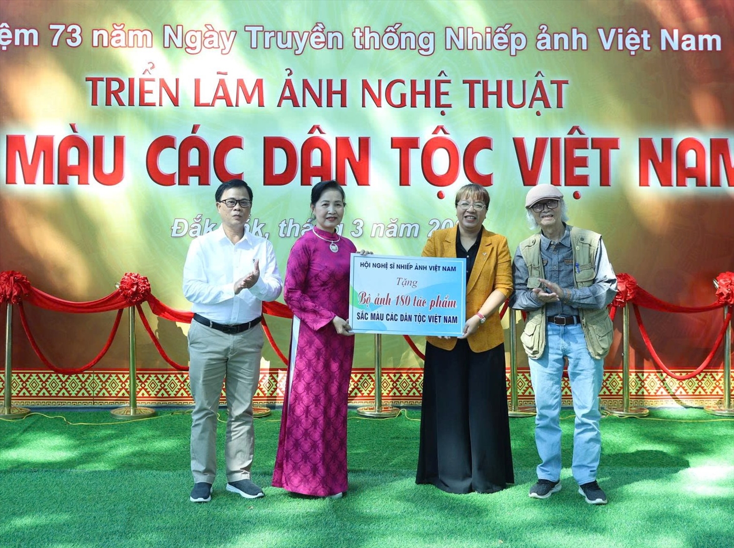Hội Nghệ sĩ Nhiếp ảnh Việt Nam tặng bộ ảnh nghệ thuật Sắc màu các dân tộc Việt Nam cho Hội Văn học nghệ thuật tỉnh Đắk Lắk
