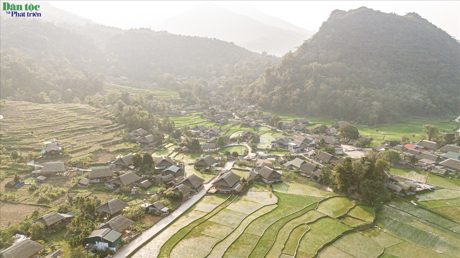 Từ góc máy rộng, Thôn Tha hiện lên như một ốc đảo yên bình giữa thung lũng. Những mái nhà sàn xếp lớp, nối nhau trong màu xanh của đồng ruộng và núi rừng.