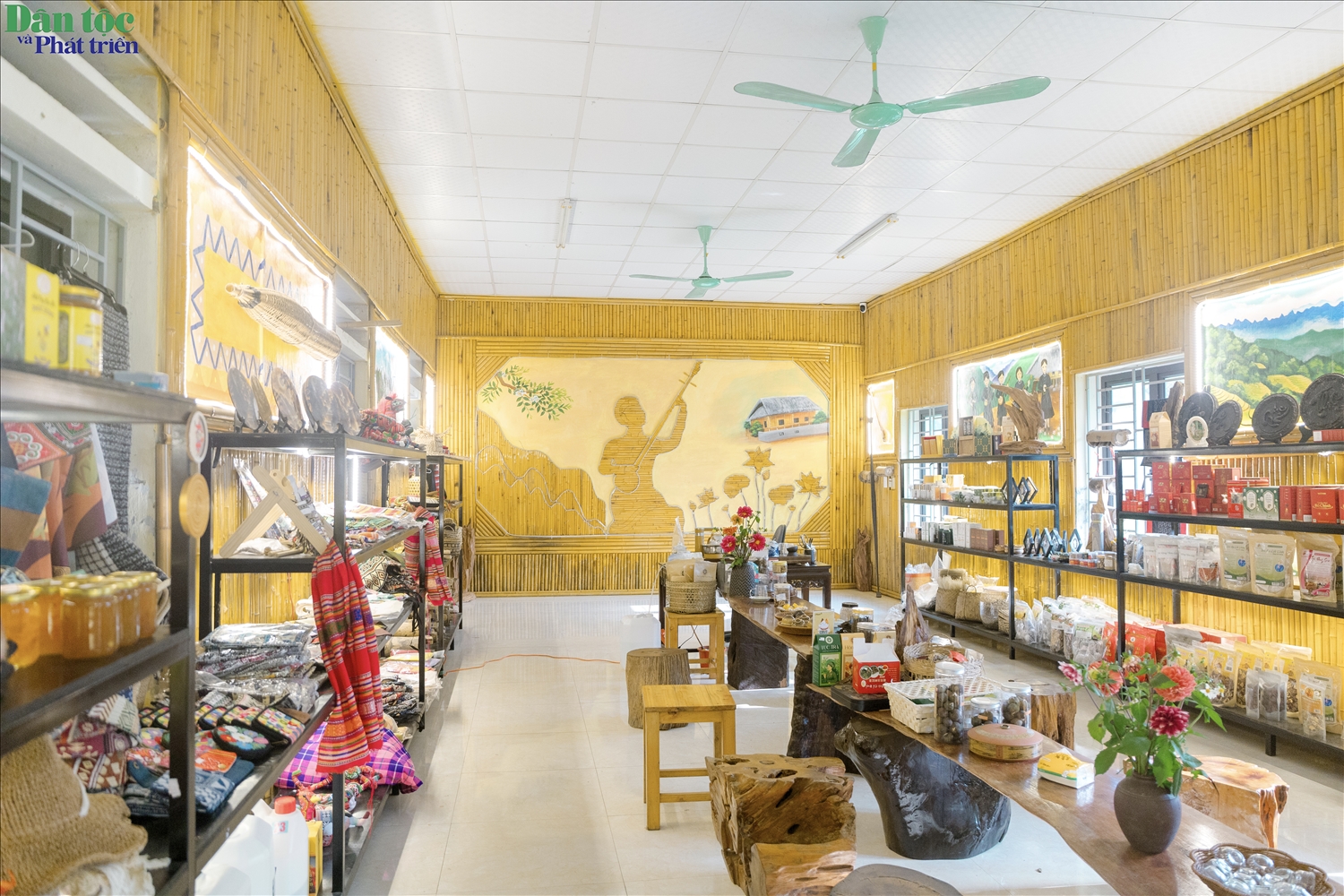 Tại Nhà văn hóa thôn, không gian trưng bày văn hóa dân tộc Tày được sắp đặt gọn gàng với nhạc cụ, trang phục, đồ dùng sinh hoạt và các tư liệu truyền thống.