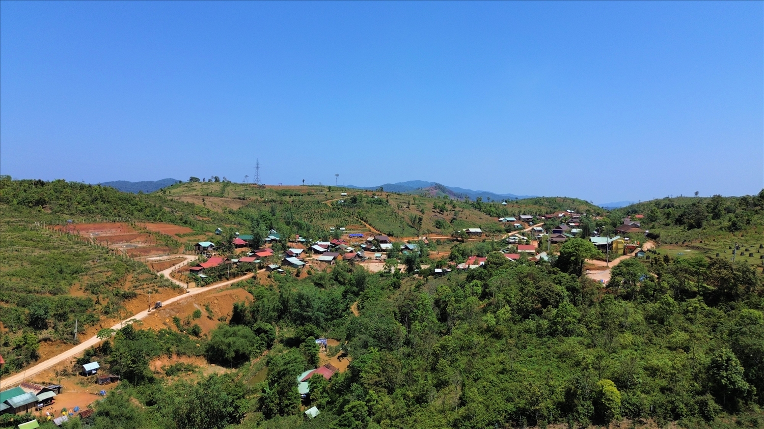 Làng Kon Chênh đang phát triển mạnh loại hình du lịch cộng đồng, nay cộng thêm những vườn rau xanh mướt, công nghệ cao của ông A Phố đã tạo nên một sức hút mới