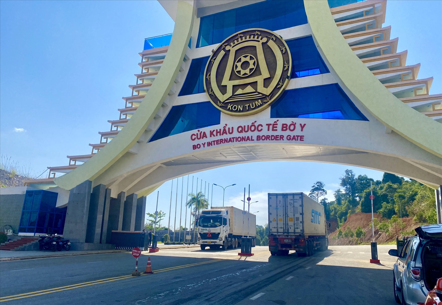 Sự chênh lệch giá xăng dầu giữa Việt Nam và Lào đã khiến tình trạng buôn lậu, vận chuyển trái phép xăng dầu tại khu vực xã biên giới Bờ Y có dấu hiệu diễn biến phức tạp