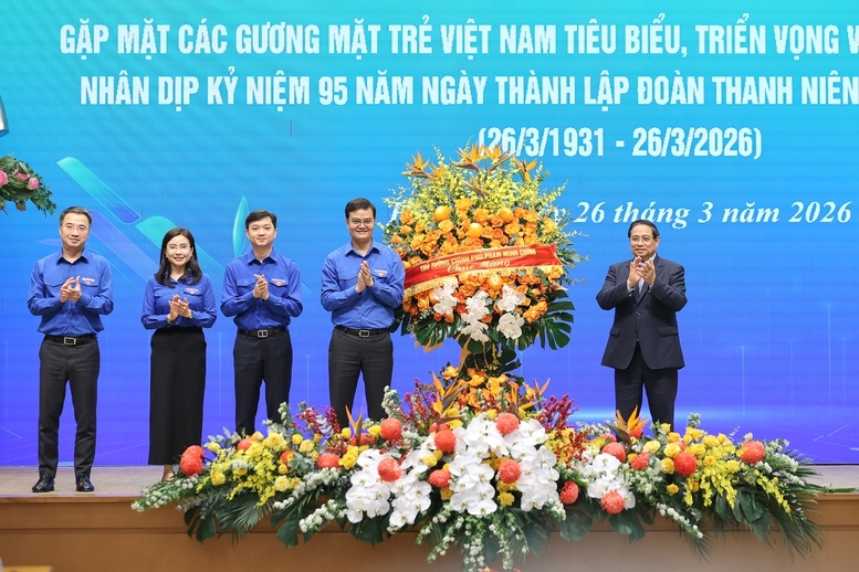 Thủ tướng tặng hoa Trung ương Đoàn TNCS Hồ Chí Minh - Ảnh: VGP/Nhật Bắc