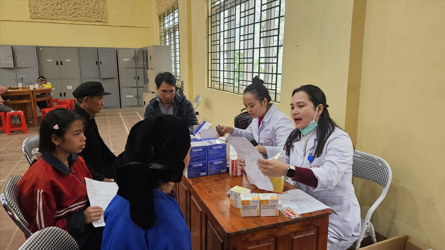 Khám bệnh cấp thuốc cho Nhân dân trong Ngày thứ Bảy cùng dân (Ảnh Trọng Bảo)