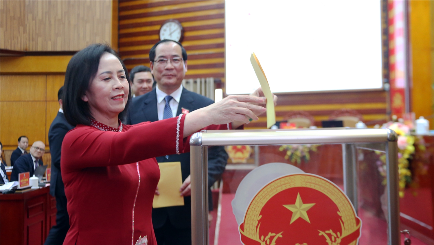 Các đại biểu bỏ phiếu bầu các bầu các chức danh lãnh đạo tỉnh Lạng Sơn