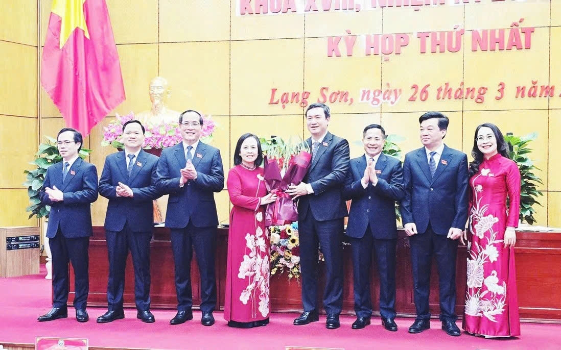Tân Chủ tịch, các Phó Chủ tịch HĐND tỉnh và Thường trực HĐND tỉnh Lạng Sơn khóa XVIII ra mắt, nhận hoa chúc mừng của lãnh đạo tỉnh Lạng Sơn