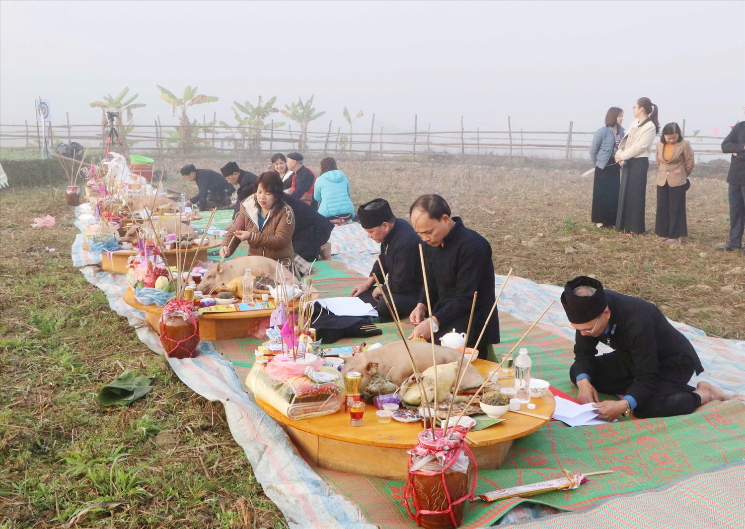 Mâm lễ cúng thể hiện sự lòng thành của bà con