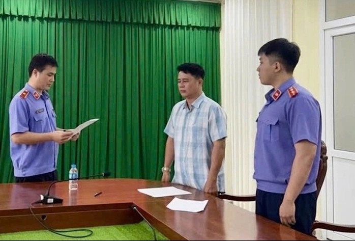 Cơ quan điều tra VKSND tối cao tống đạt quyết định tố tụng đối với bị can Lê Quốc Việt. (Ảnh: VKSND tối cao)