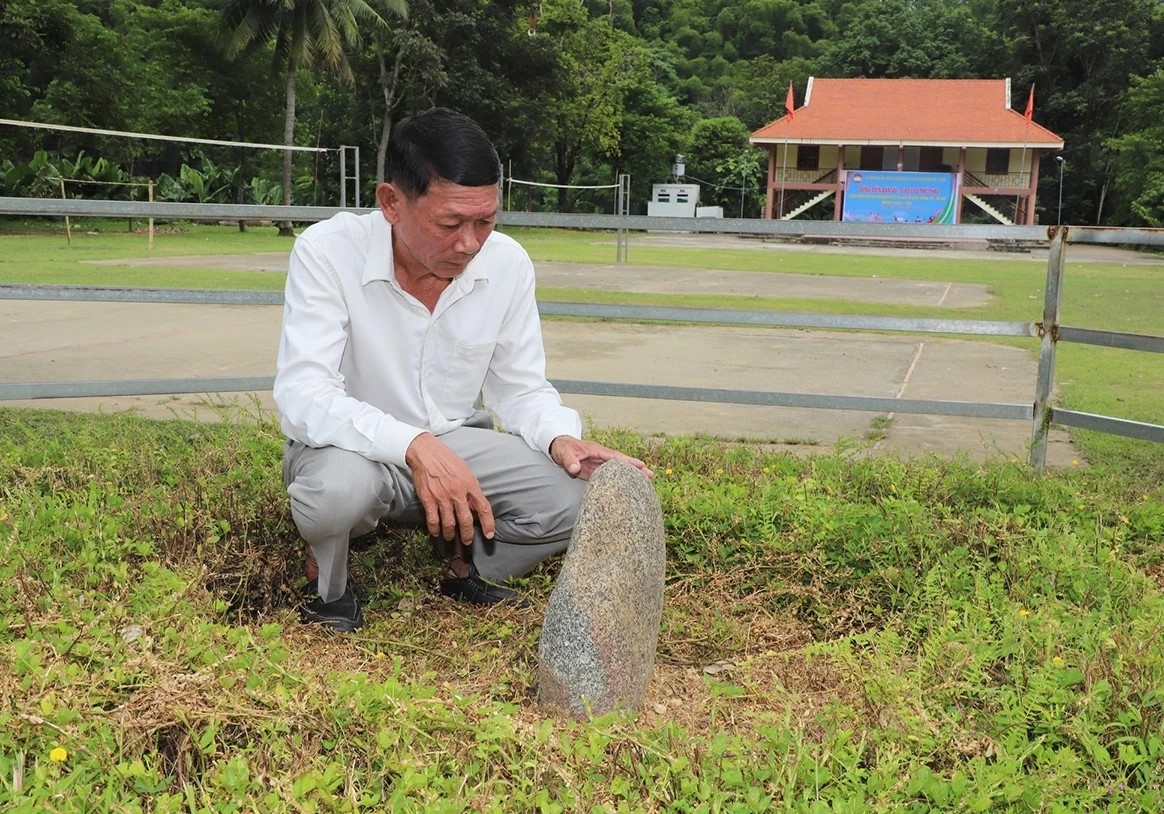 Ông Hà Xuân Tân chăm chút Hòn Đá Vía – biểu tượng tâm linh của người dân Mường Xia trước thềm lễ hội năm 2026.