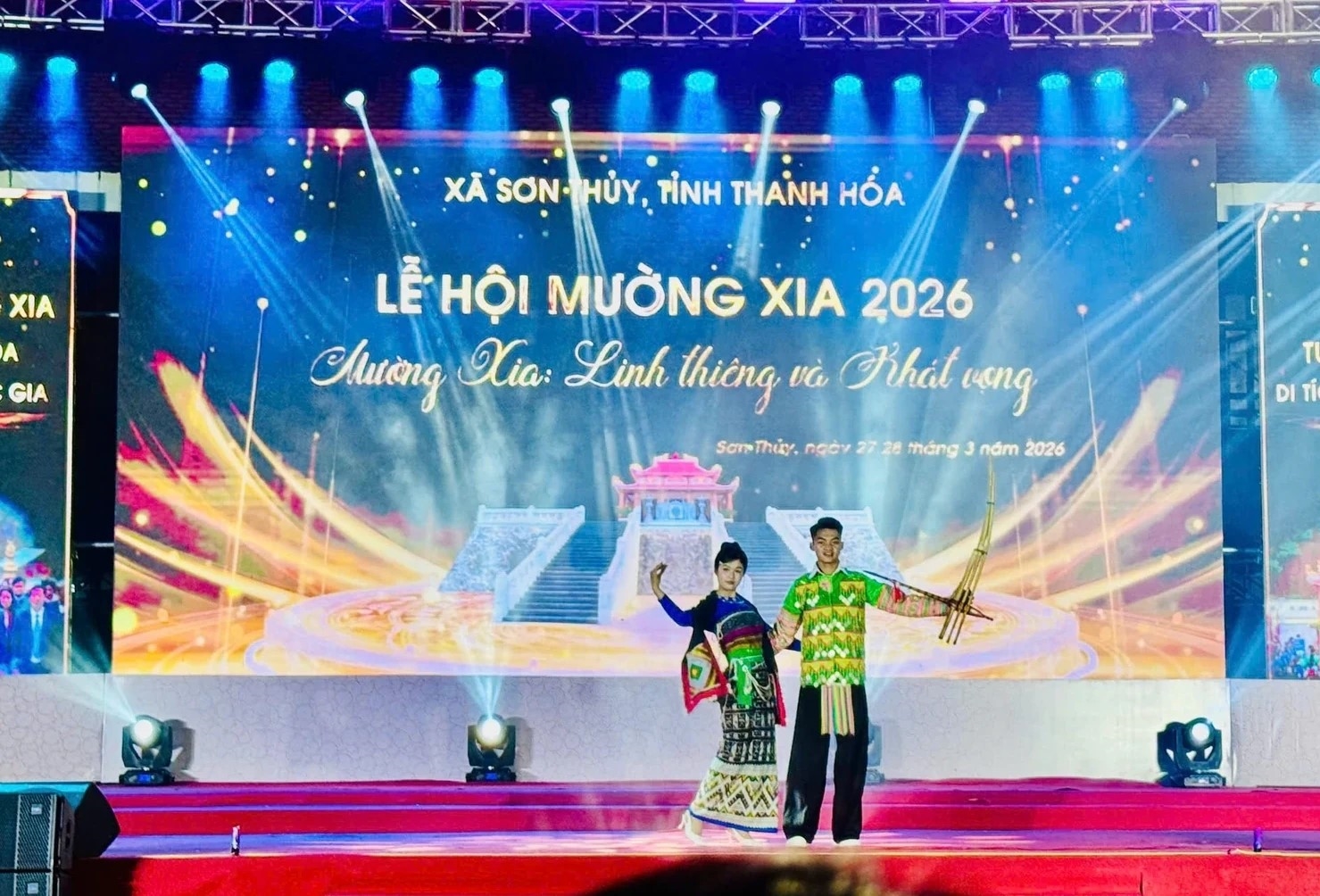 Sắc màu thổ cẩm rực rỡ trong hội thi trình diễn trang phục dân tộc tại đêm khai mạc Lễ hội Mường Xia 2026 ở xã Sơn Thủy (Thanh Hóa).