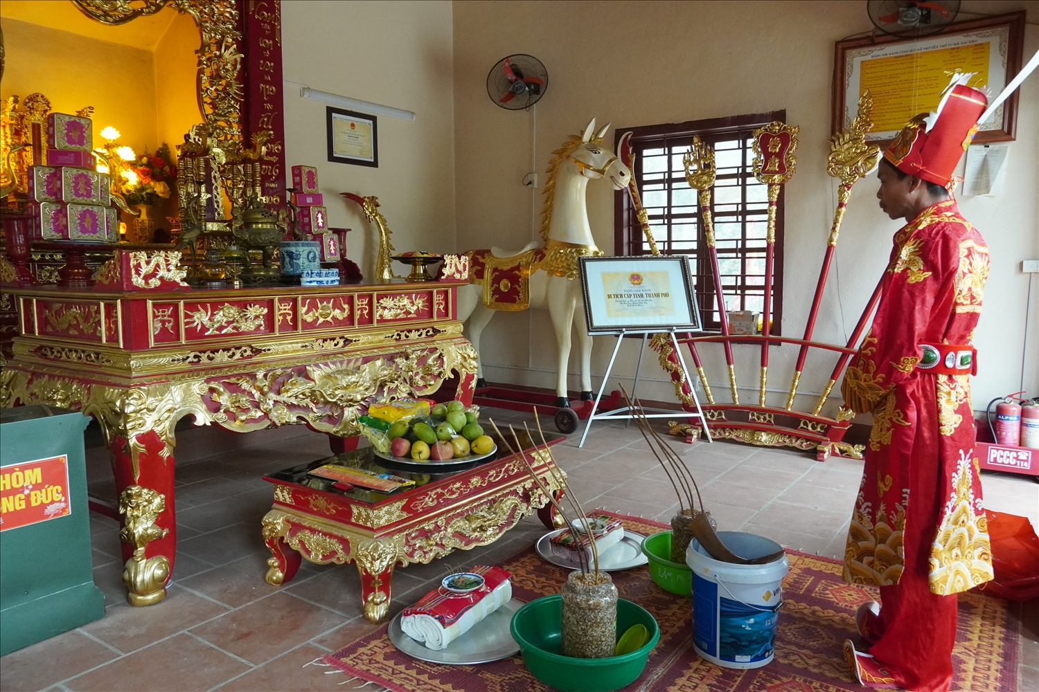 Nghi lễ Poọng Sần (lễ cáo yết) được cử hành trang nghiêm tại Đền thờ Tư Mã Hai Đào, mở đầu chuỗi hoạt động Lễ hội Mường Xia.