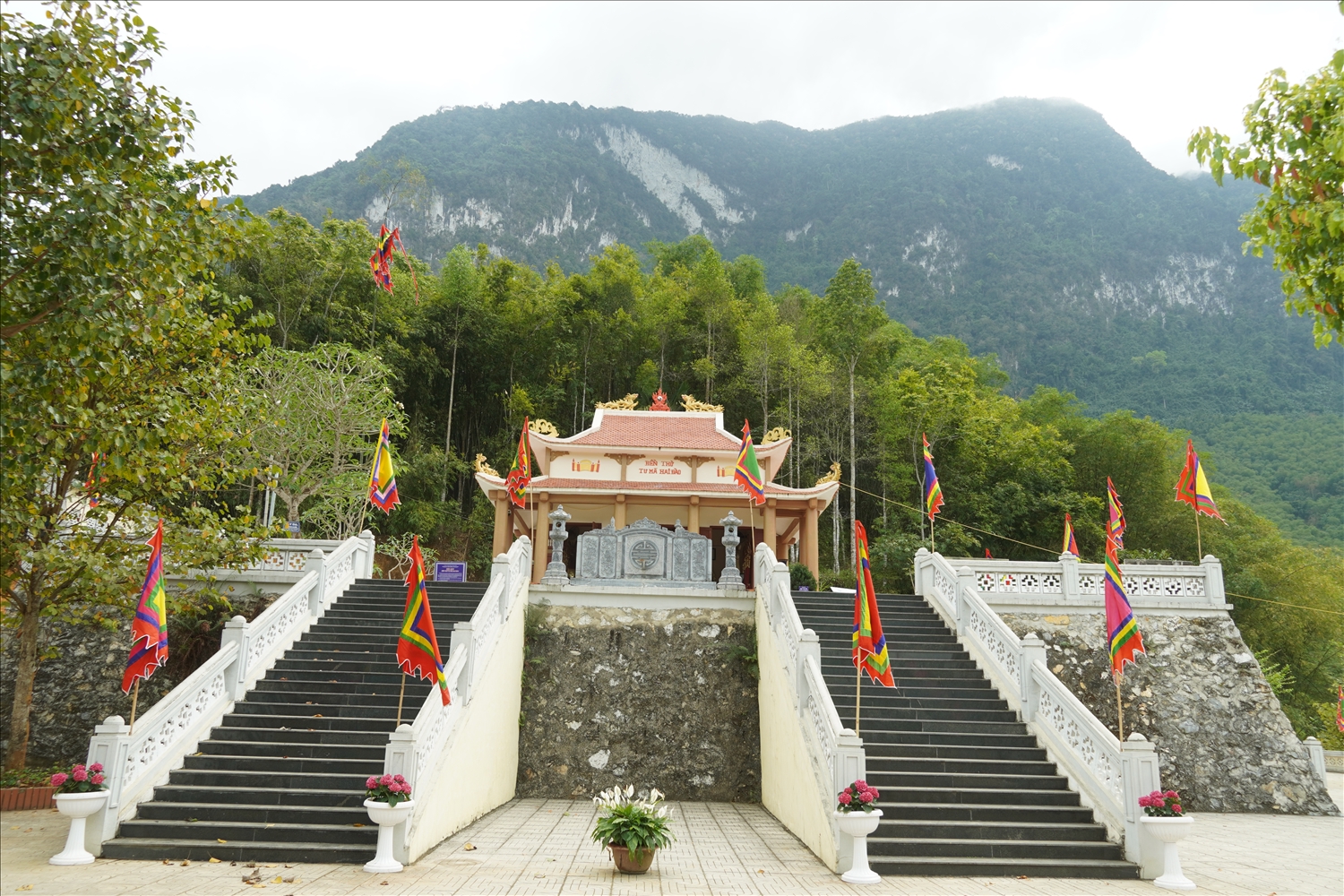 Đền thờ Tư Mã Hai Đào tại xã Sơn Thủy – trung tâm tín ngưỡng linh thiêng gắn với Lễ hội Mường Xia.