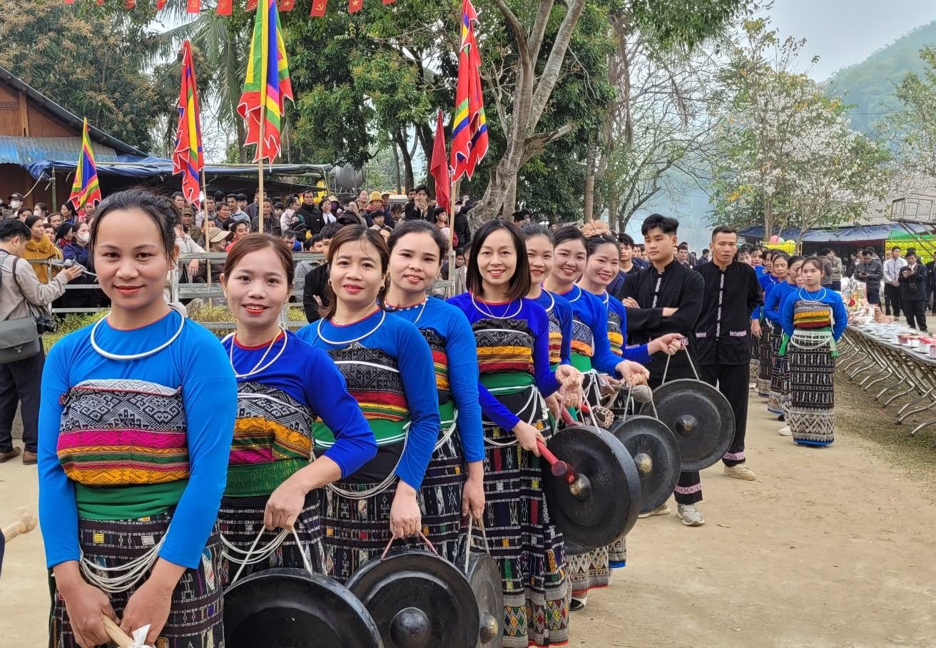 Biều diễn cồng chiêng và khua luống - nét văn hóa đặc sắc của đồng bào dân tộc Thái ở xã Sơn Thủy.