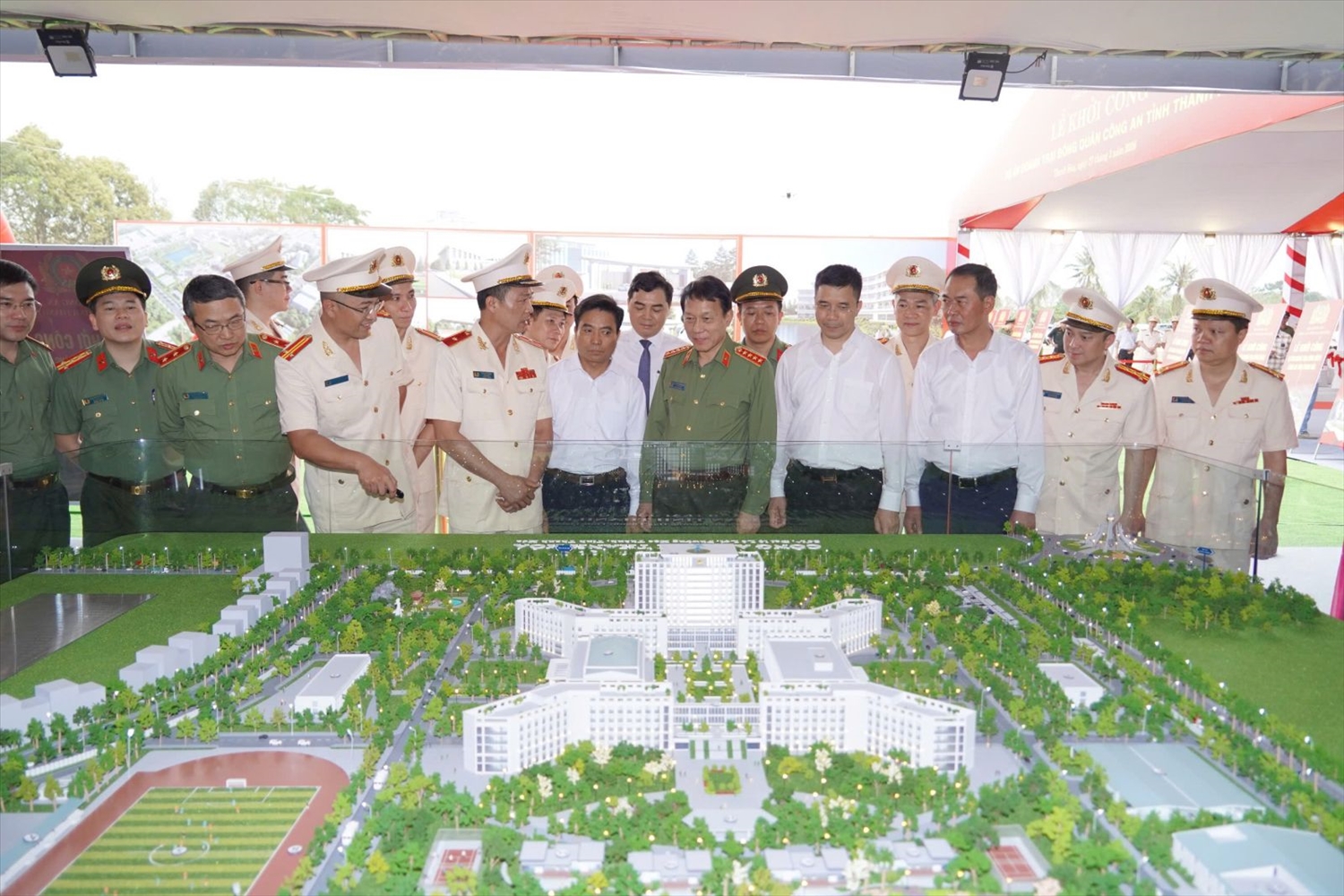 Các đại biểu tham quan mô hình doanh trại đóng quân của Công an tỉnh Thanh Hóa