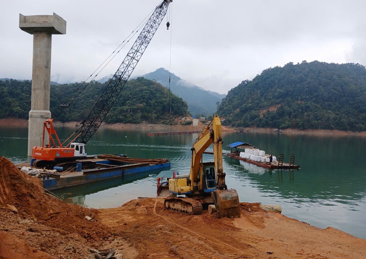Cầu Suối Hộc nằm trong tổng thể đại dự án mở đường vào các xã vùng lòng hồ thủy điện Bản Vẽ mới chỉ thi công đạt 54,32% - Ảnh: Thanh Hải