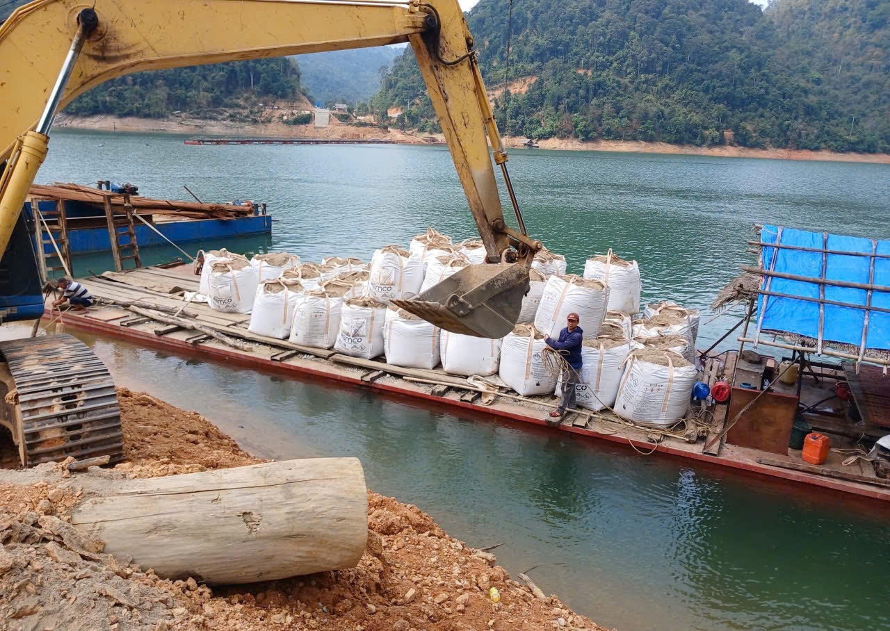 Nguyên vật liệu được tập kết để chuẩn bị vận chuyển thi công cầu Suối Hộc trên lòng hồ thủy điện Bản Vẽ - Ảnh: Thanh Hải