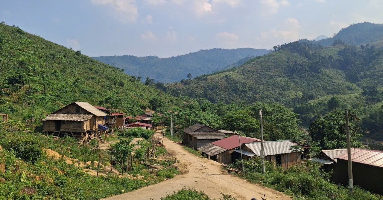 Giờ đây, đường vào bản Lòm đã được bê tông hóa (Ảnh: Phạm Tiến)