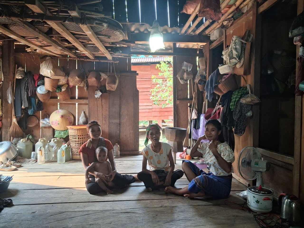 Ánh sáng từ nguồn điện lưới quốc gia đã về đến mỗi gia đình đồng bào Chứt ở bản Lòm. (Ảnh: Phạm Tiến)