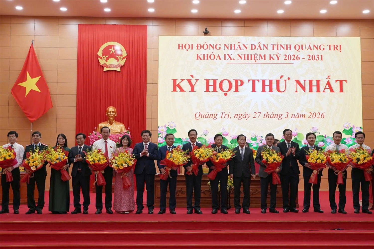 Lãnh đạo UBND tỉnh Quảng Trị và các Ủy viên Ủy ban Nhân dân tỉnh Quảng Trị ra mắt, nhận nhiệm vụ