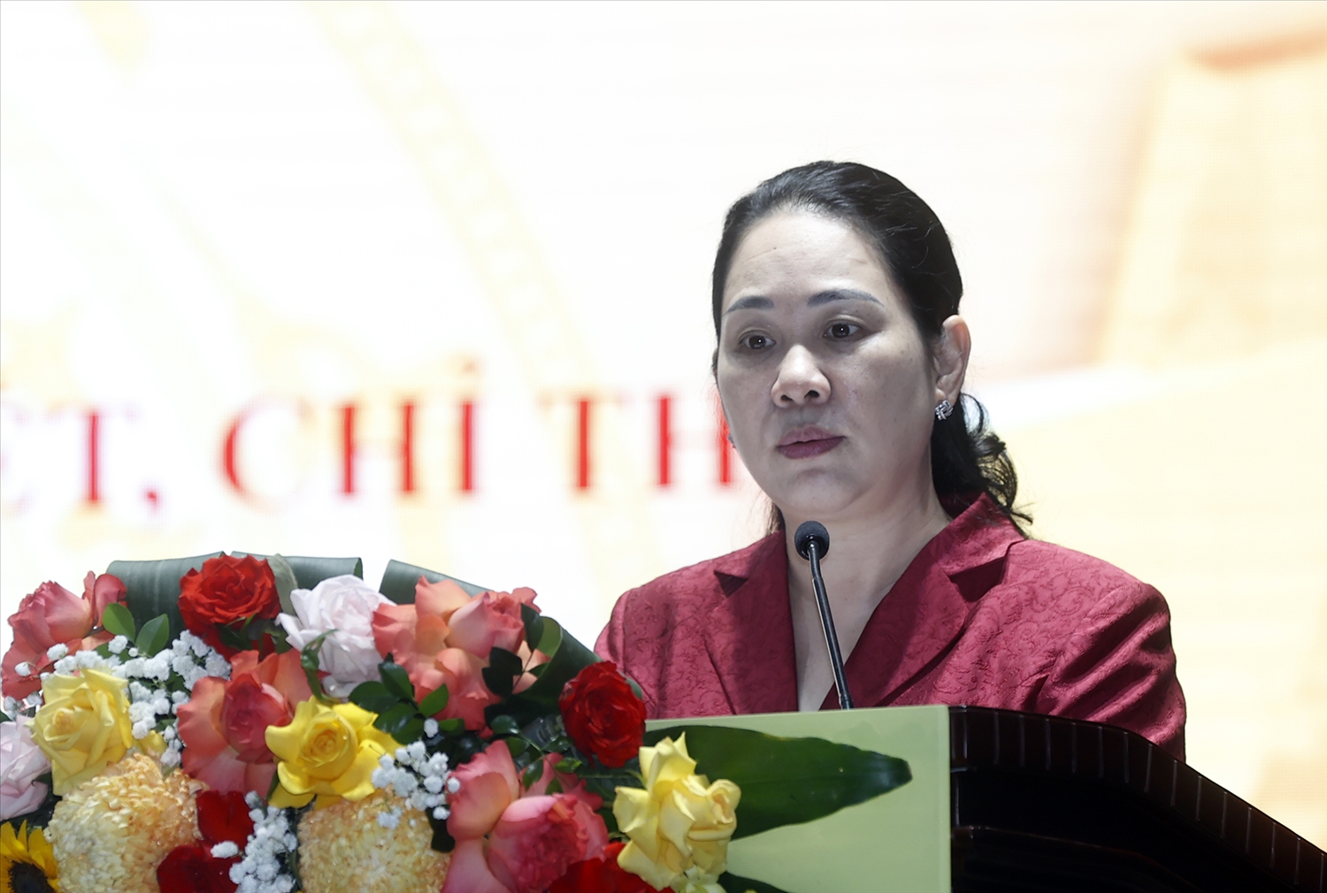 Đồng chí Nông Thị Hà - Ủy viên Ban Thường vụ Đảng ủy, Trưởng ban Tuyên giáo và Dân vận Đảng ủy, Thứ trưởng Bộ Dân tộc và Tôn giáo trình bày các chuyên đề tại Hội nghị (Ảnh. Phạm Hải)