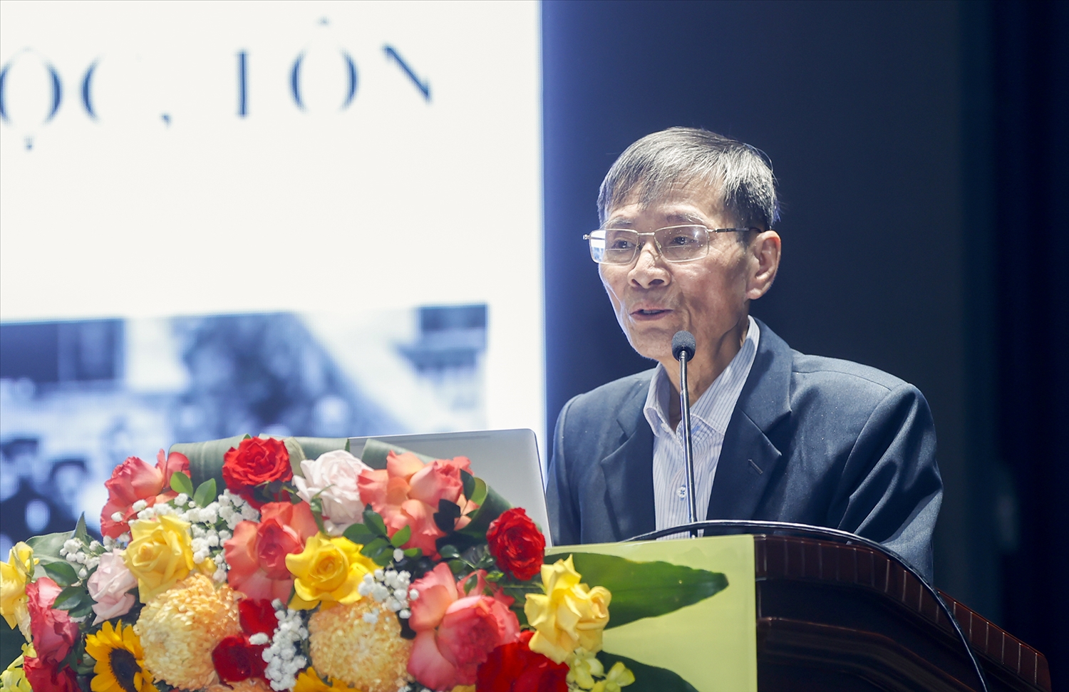 PGS. TS. GVCC Nguyễn Phú Lợi - Viện Dân tộc và Tôn giáo, Học viện Chính trị Quốc gia Hồ Chí Minh trình bày chuyên đề tại Hội nghị (Ảnh. Phạm Hải)