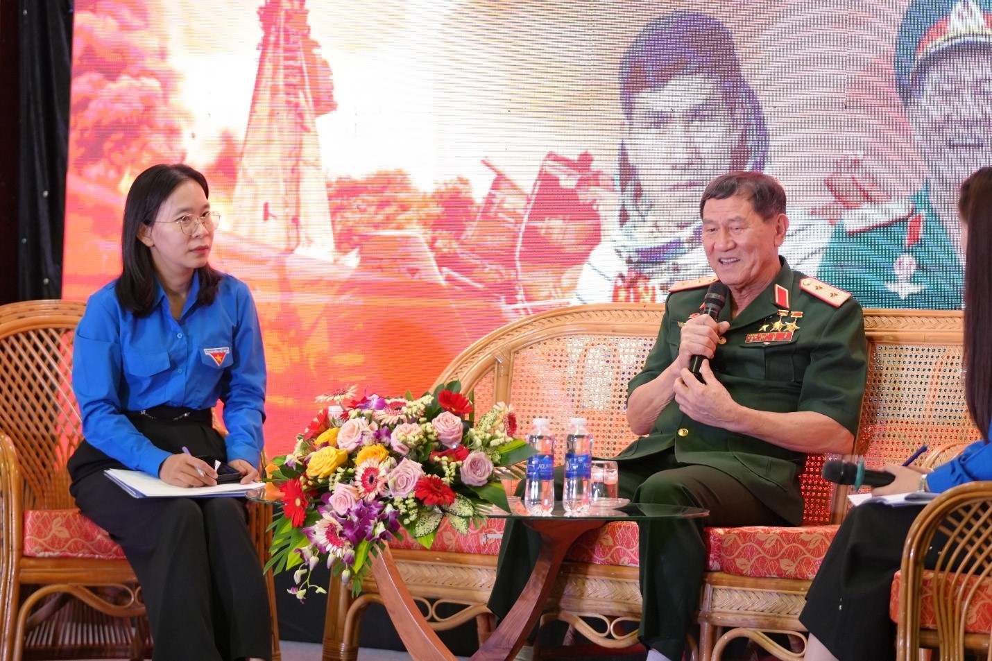 Trung tướng Phạm Tuân chia sẻ những câu chuyện truyền cảm hứng về ý chí và khát vọng vươn lên. Ảnh: Kiều Anh