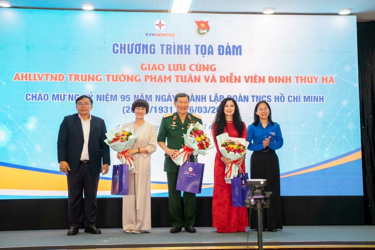 Lãnh đạo Tổng công ty tặng hoa thay cho lời tri ân sâu sắc đến các khách mời tham gia chương trình. Ảnh: Kiều Anh