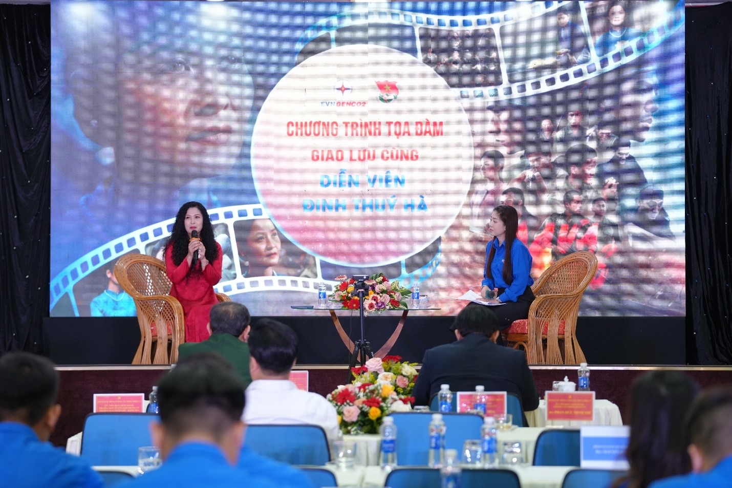 Diễn viên Đinh Thúy Hà giao lưu cùng đoàn viên, lan tỏa giá trị lịch sử qua nghệ thuật. Ảnh: Kiều Anh