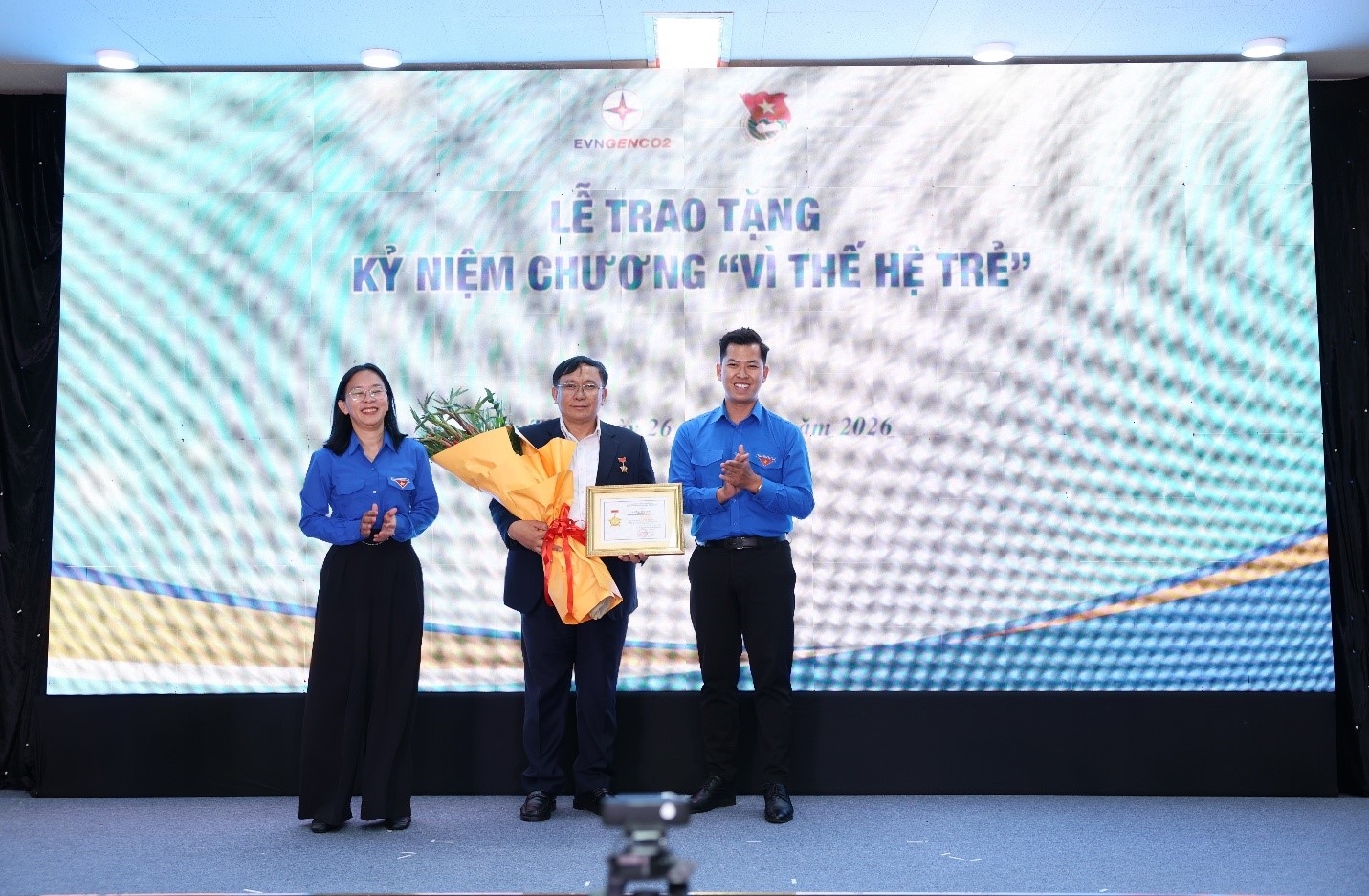 Đồng chí Trần Phú Thái, Bí thư Đảng ủy, Chủ tịch Hội đồng quản trị EVNGENCO2 đón nhận Kỷ niệm chương “Vì thế hệ trẻ”. Ảnh: Kiều Anh