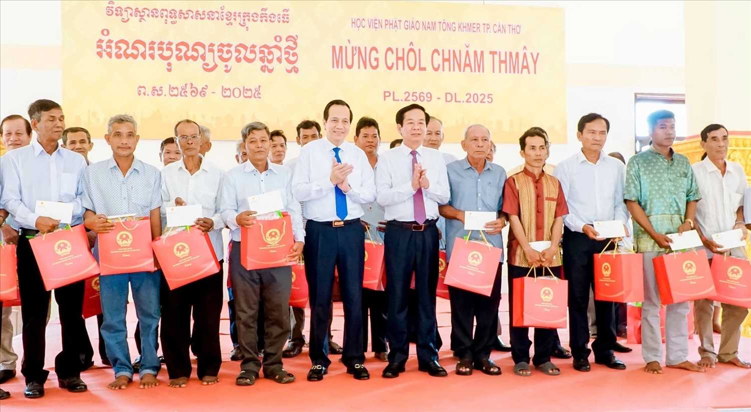 Bộ trưởng Bộ Dân tộc và Tôn giáo Đào Ngọc Dung, Bộ trưởng Bộ Nội vụ Đỗ Thanh Bình trao quà mừng Tết cổ truyền Chôl Chnăm Thmây đến đồng bào Khmer TP. Cần Thơ năm 2025.