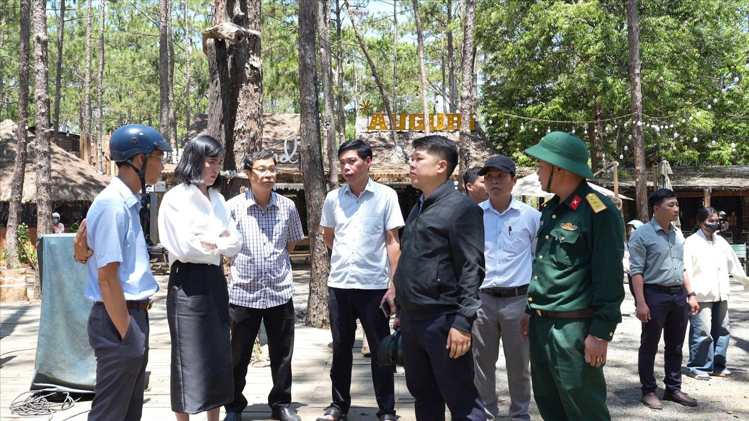 Lãnh đạo xã Măng Đen trực tiếp xuống hiện trường và chỉ đạo công tác khắc phục hậu quả vụ cháy