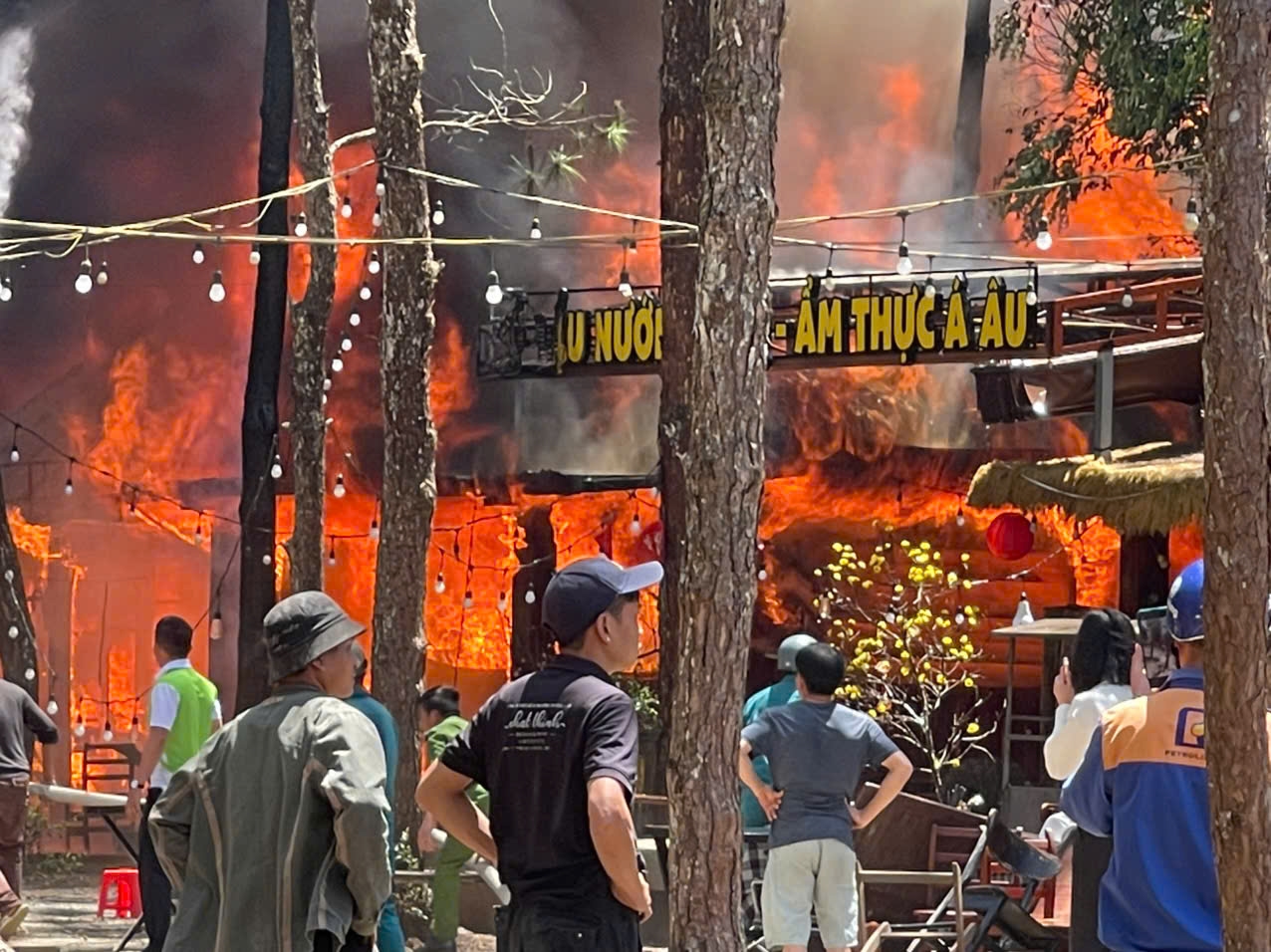 Các gian hàng làm bằng vật liệu dễ cháy nên ngọn lửa bùng phát dữ dội và lan nhanh