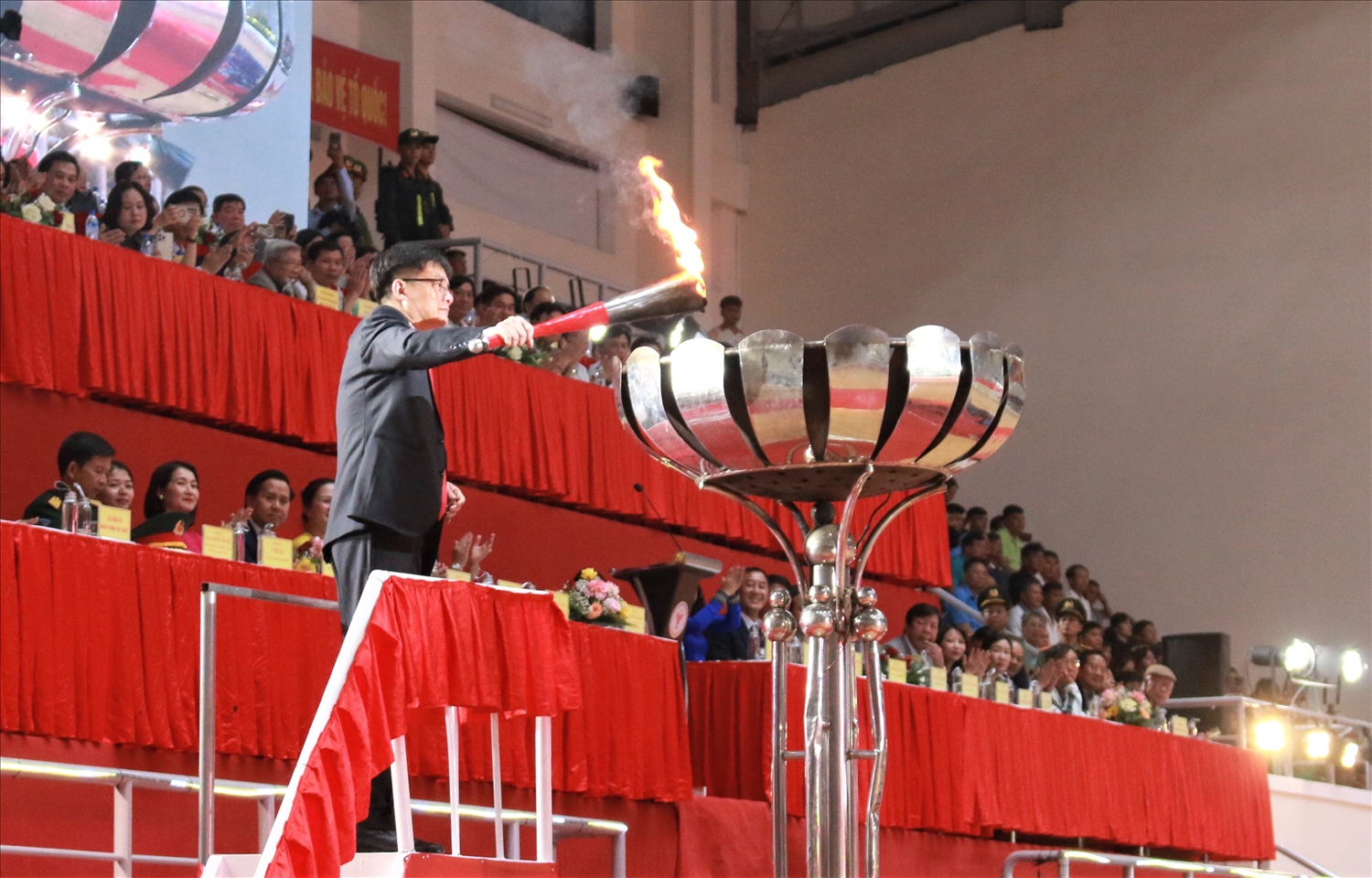 Ông Nguyễn Thế Hải, Phó Chủ tịch HĐND tỉnh Quảng Ngãi thắp sáng đài đuốc Đại hội Thể dục thể thao tỉnh Quảng Ngãi lần thứ I năm 2026. (Ảnh: Ngọc Chí)