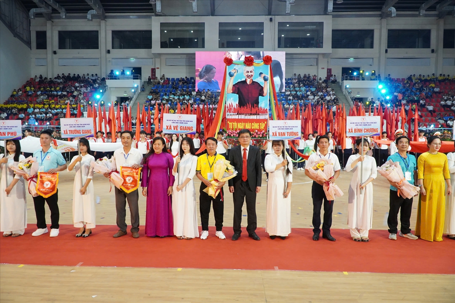 Lãnh đạo tỉnh Quảng Ngãi tặng hoa và Cờ lưu niệm cho các đoàn tham gia Đại hội. (Ảnh: Ngọc Chí)