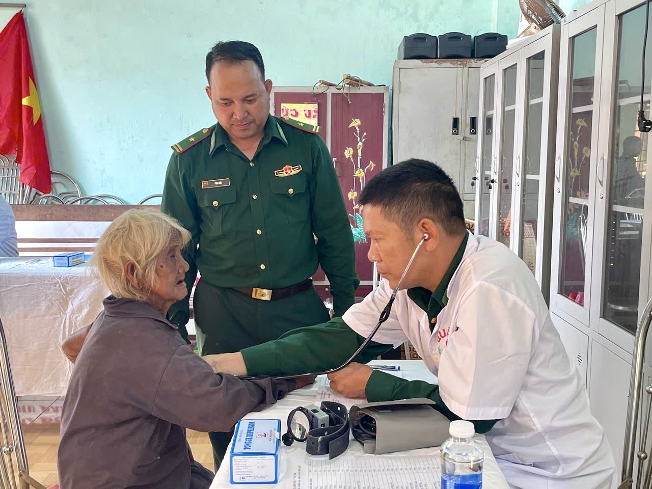 Các y, bác sĩ của Bộ đội Biên phòng tỉnh Gia Lai khám bệnh cho người dân xã Ia Chía 