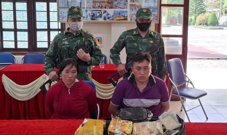 Hai đối tượng Tông, Dí và số ma túy đá bị thu giữ (Ảnh Trọng Bảo)