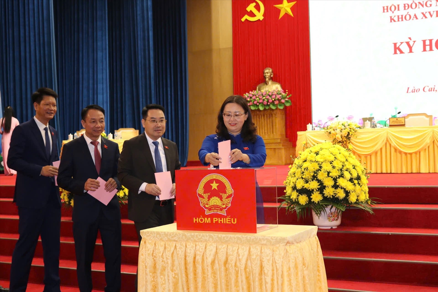 các đại biểu bỏ phiếu bầu chức danh Chủ tịch UBND tỉnh Lào Cai nhiệm kỳ 2026 -2031 (Ảnh Trọng Bảo)
