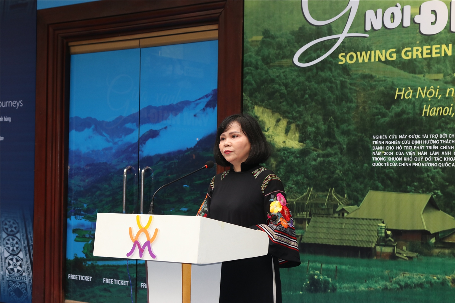 Bà Nguyễn Thị Tuyết, Giám đốc Bảo tàng Mặt trận Tổ quốc Việt Nam phát biểu khai mạc