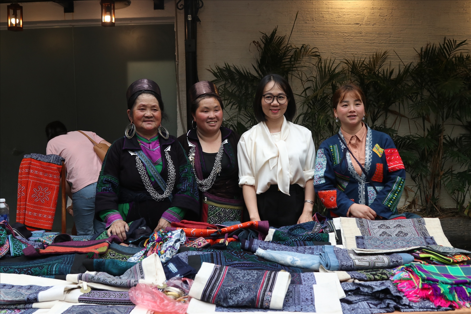 Các sản phẩm thổ cẩm được trưng bày tại triển lãm