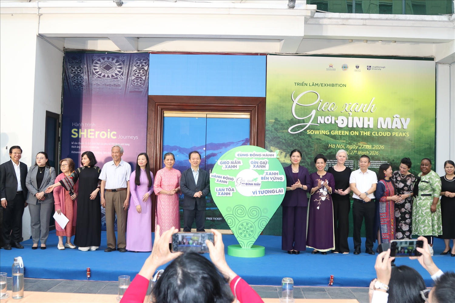 Các đại biểu thực hiện nghi thức khai mạc triển lãm