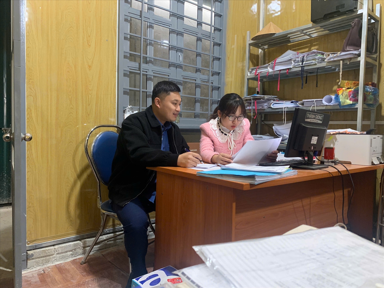 Anh Nguyễn Quang Dũng, công chức Phòng Quản lý hạ tầng (Sở Xây dựng), được biệt phái về công tác tại xã Sam Mứn, phụ trách lĩnh vực xây dựng, giao thông