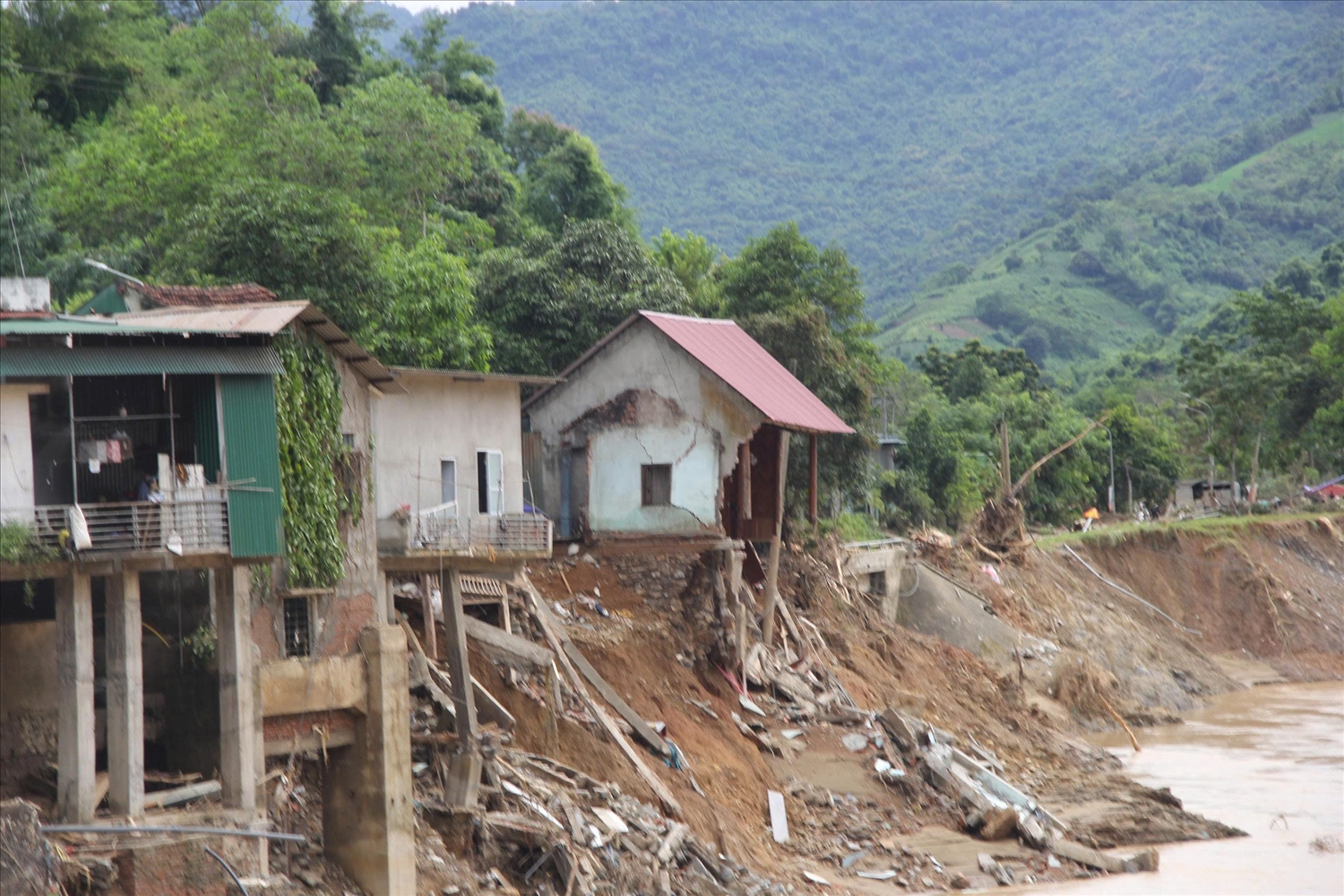 Những nếp nhà chênh vênh bên sông Cả tại bản Cửa Rào 2, xã Tương Dương sau các đợt mưa lũ năm 2025 - Ảnh: Thanh Hải