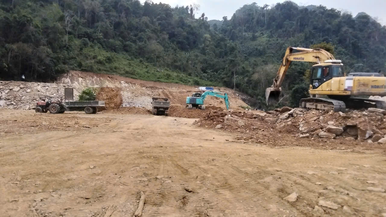 Tạo mặt bằng thi công điểm tái định cư khẩn cấp bản Phá Mựt, xã Nhôn Mai - Ảnh: Thanh Hải