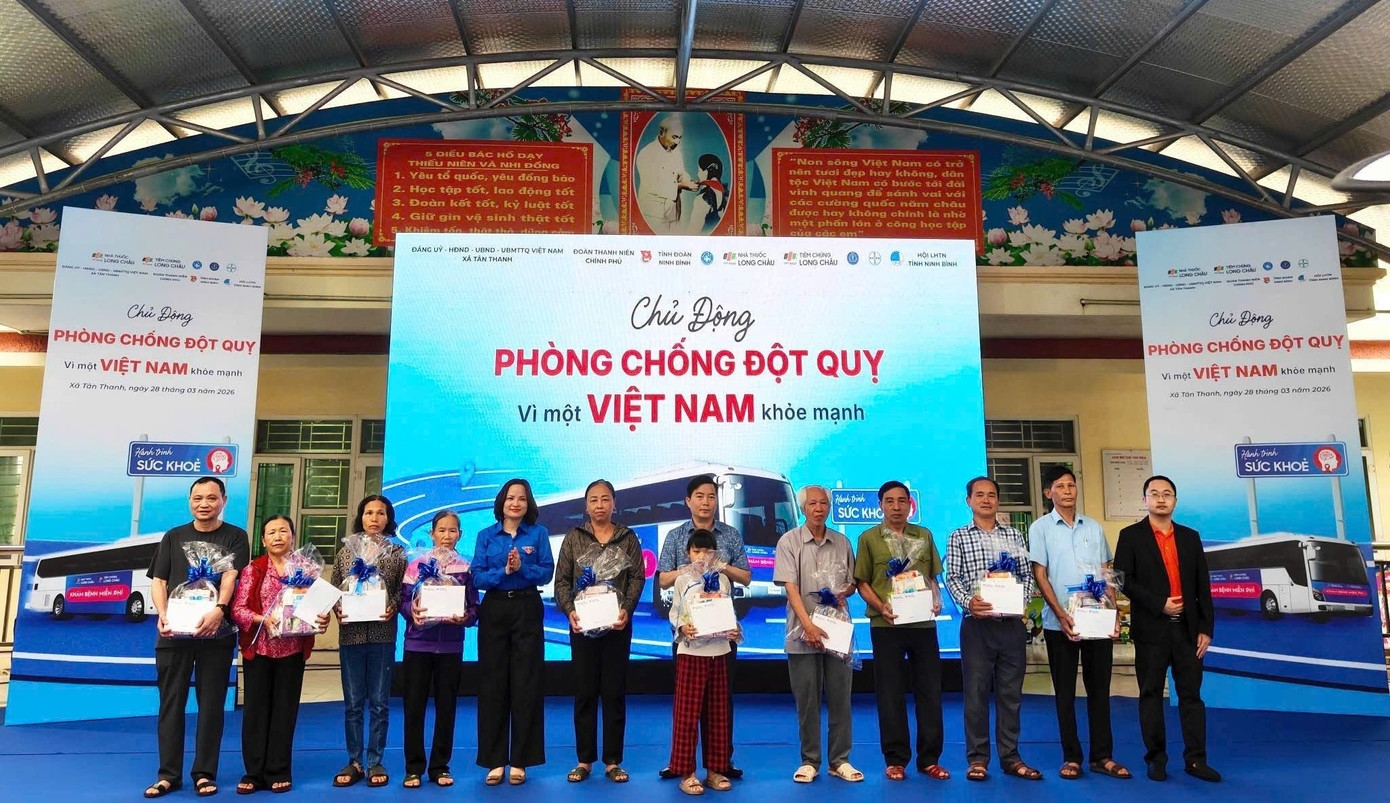 Ban Tổ chức trao quà và xe đạp cho gia đình chính sách và học sinh có hoàn cảnh khó khăn.