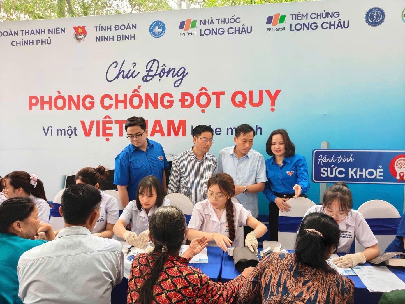 Đoàn Thanh niên các đơn vị đã khám bệnh, tư vấn và cấp phát thuốc miễn phí cho hơn 1 nghìn người.