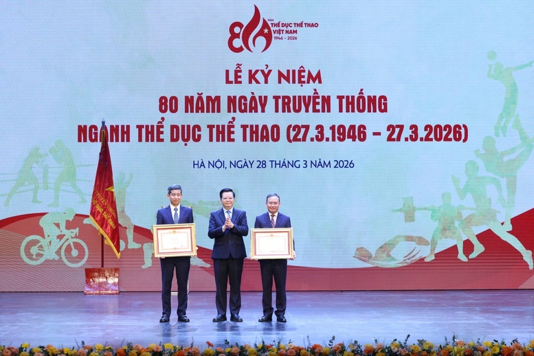 Phó Thủ tướng Mai Văn Chính trao Bằng khen của Thủ tướng Chính phủ tặng các đồng chí: Nguyễn Danh Hoàng Việt (bên trái, Cục trưởng Cục Thể dục, Thể thao Việt Nam) và Nguyễn Hồng Minh (bên phải, Phó Cục trưởng Cục Thể dục, Thể thao Việt Nam) - Ảnh: VGP/Nhật Bắc