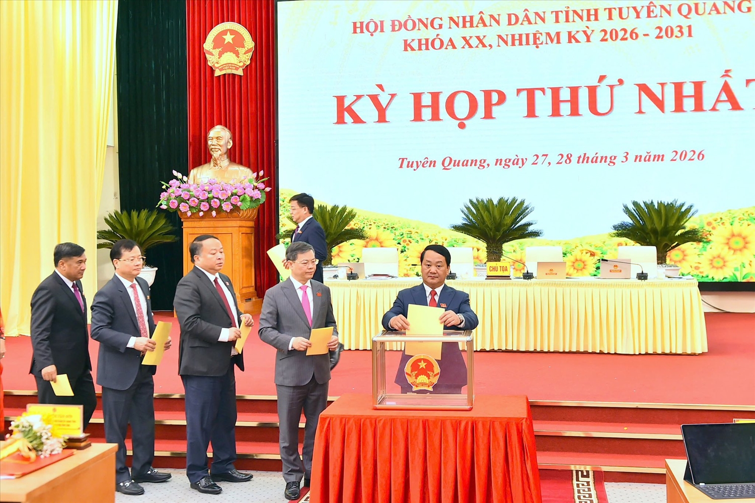 Các đại biểu bỏ phiếu bầu cử các chức danh lãnh đạo Chủ tịch HĐND và Chủ tịch UBND tỉnh Tuyên Quang nhiệm kỳ 2026-2031