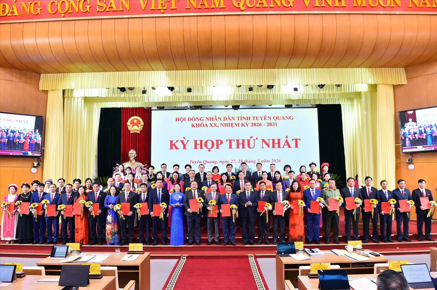 Các đại biểu bỏ phiếu bầu cử các chức danh lãnh đạo Chủ tịch HĐND và Chủ tịch UBND tỉnh Tuyên Quang nhiệm kỳ 2026-2031