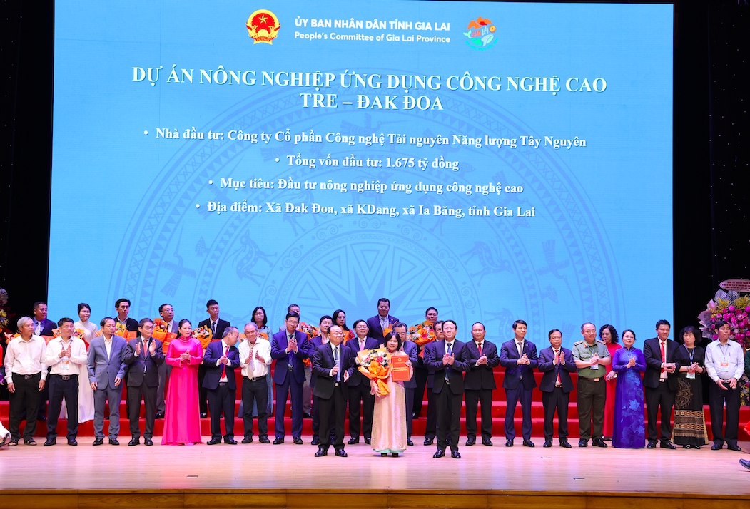 Lãnh đạo UBND tỉnh Gia Lai trao chứng nhận hợp tác cho các nhà đầu tư